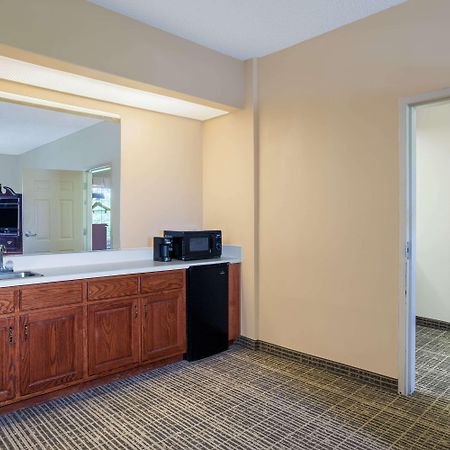 Baymont By Wyndham Lafayette Airport Hotel Екстериор снимка