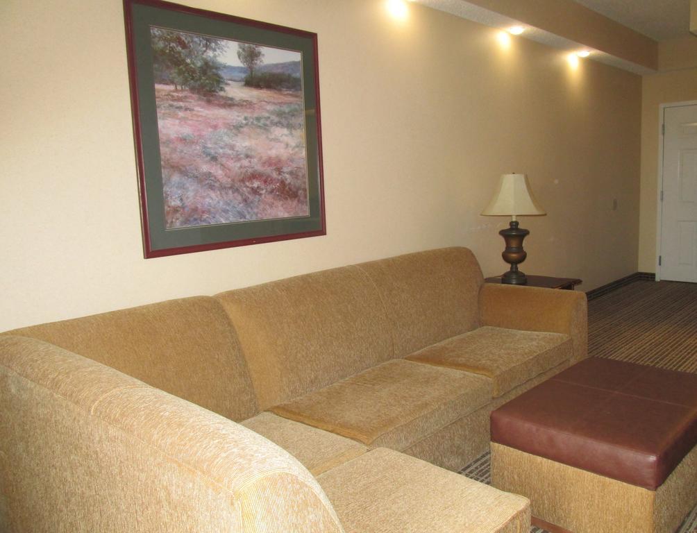 Baymont By Wyndham Lafayette Airport Hotel Екстериор снимка