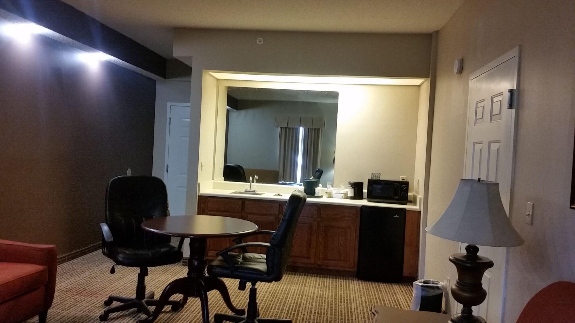 Baymont By Wyndham Lafayette Airport Hotel Екстериор снимка