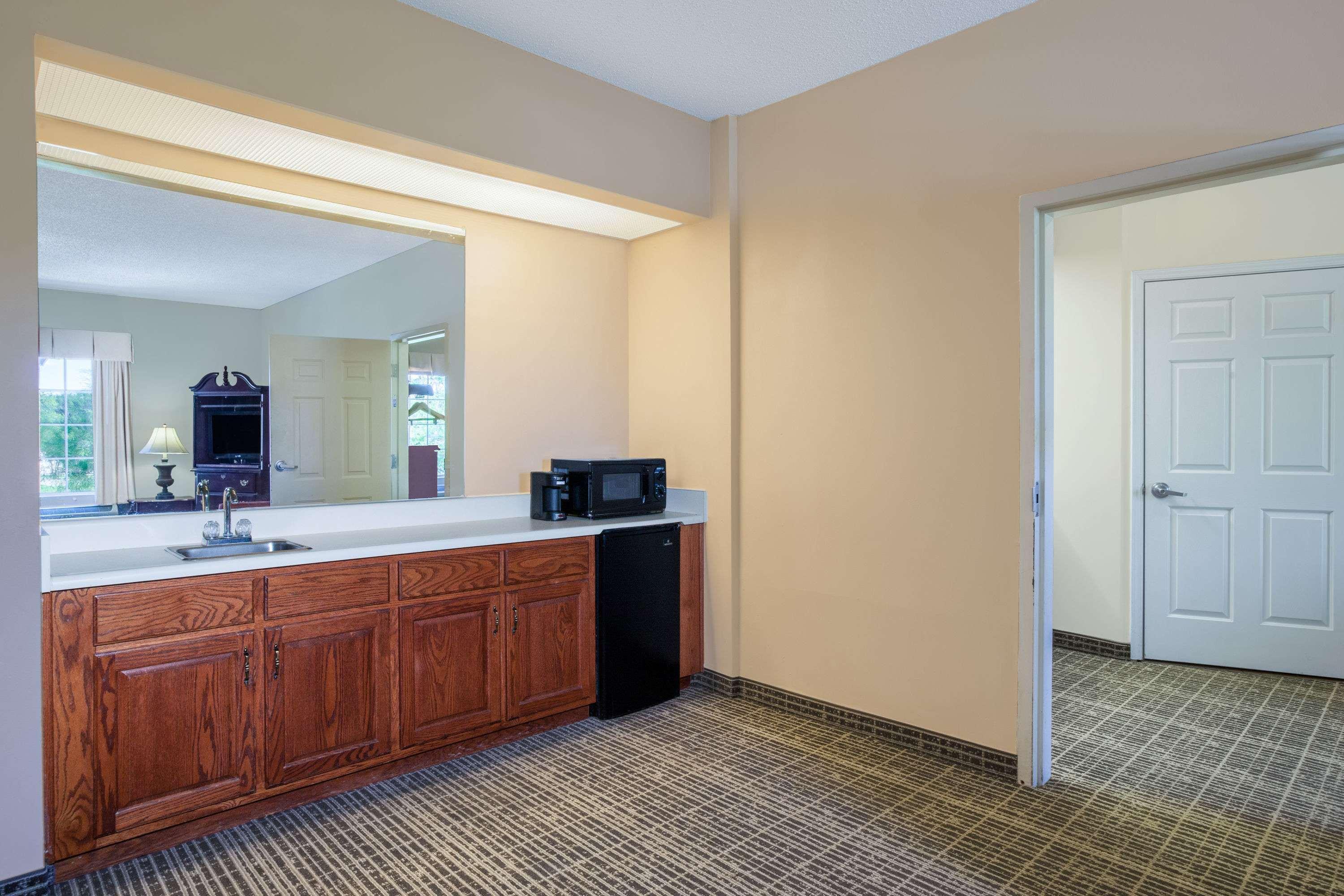 Baymont By Wyndham Lafayette Airport Hotel Екстериор снимка