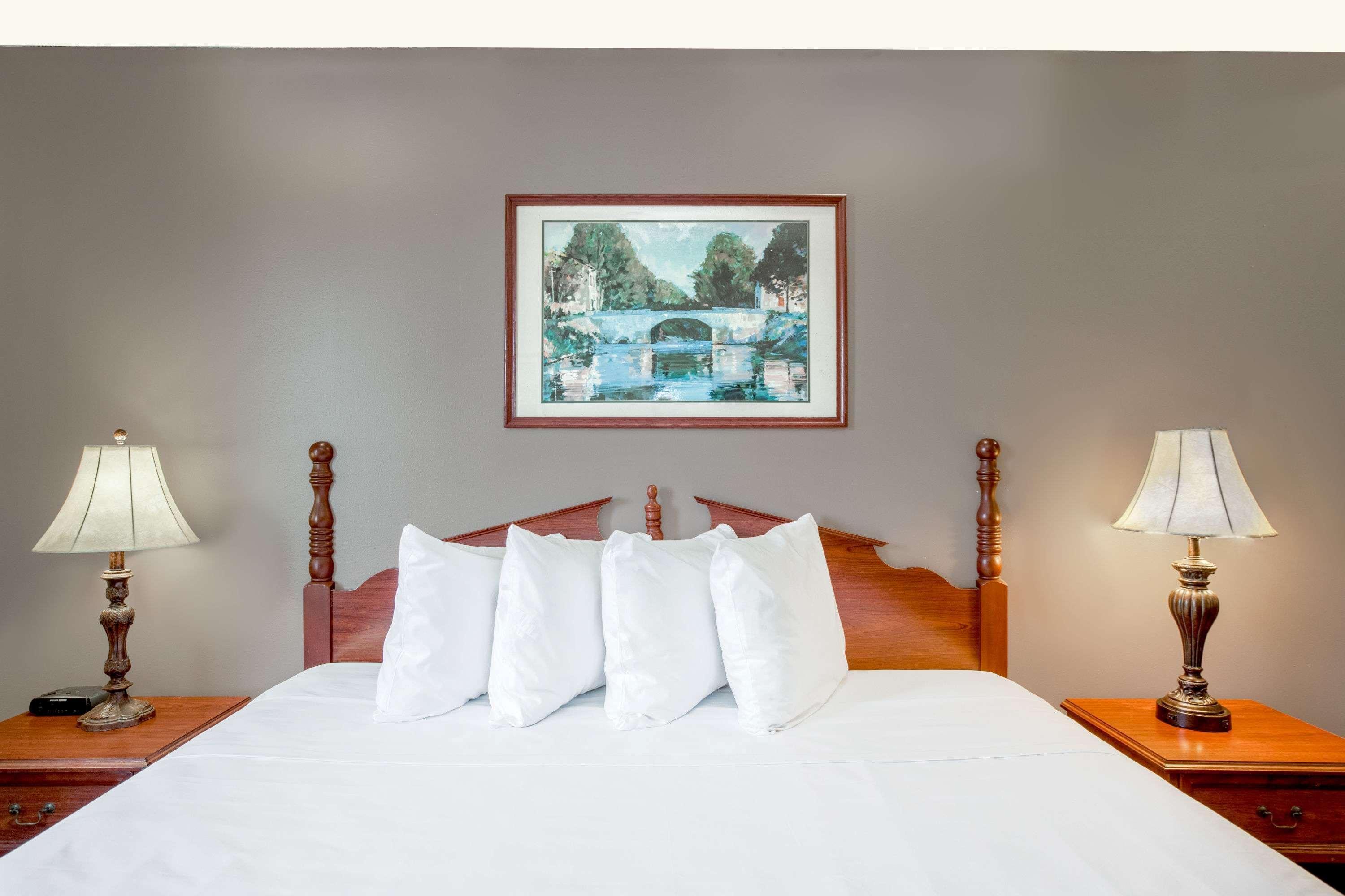 Baymont By Wyndham Lafayette Airport Hotel Екстериор снимка