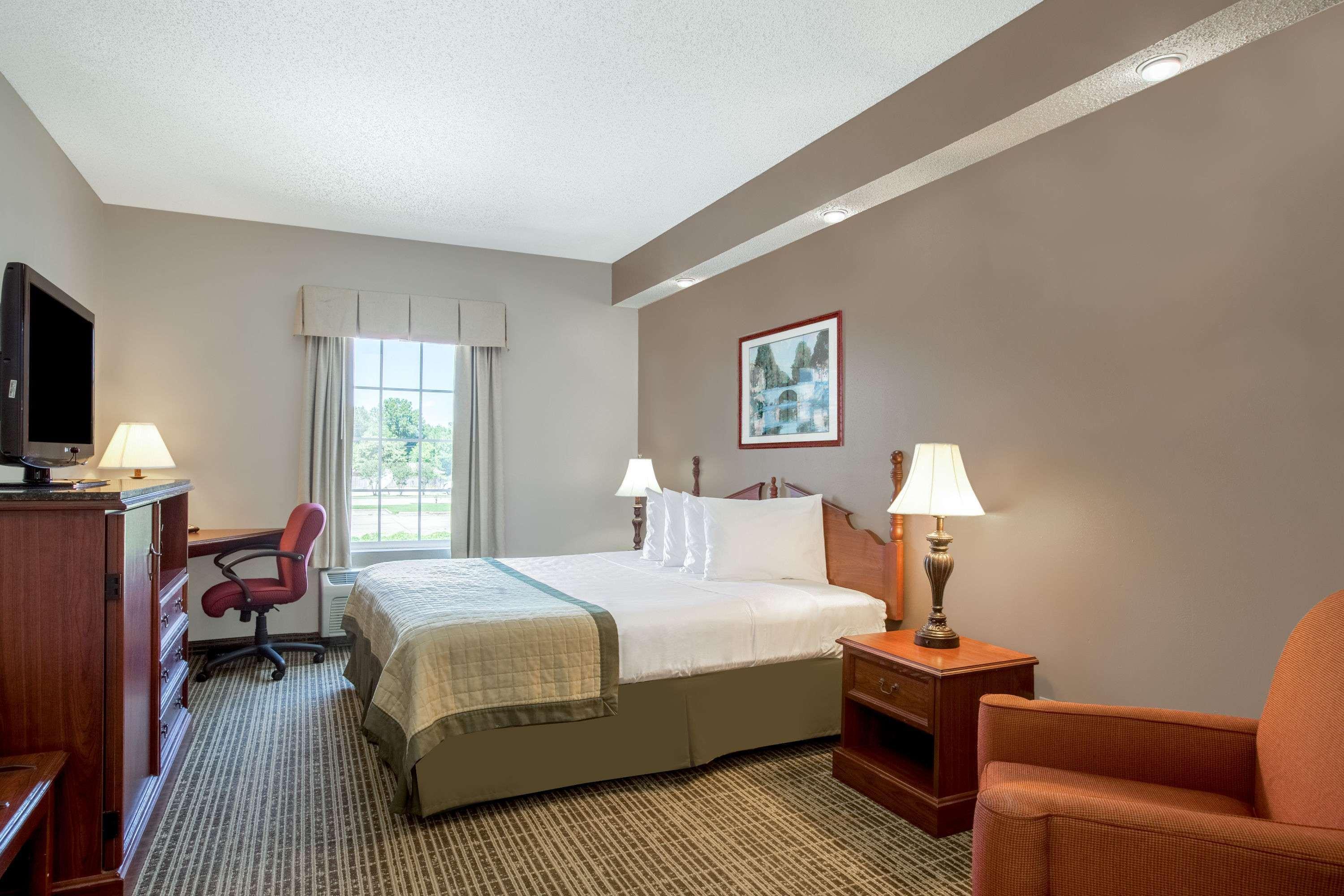 Baymont By Wyndham Lafayette Airport Hotel Екстериор снимка