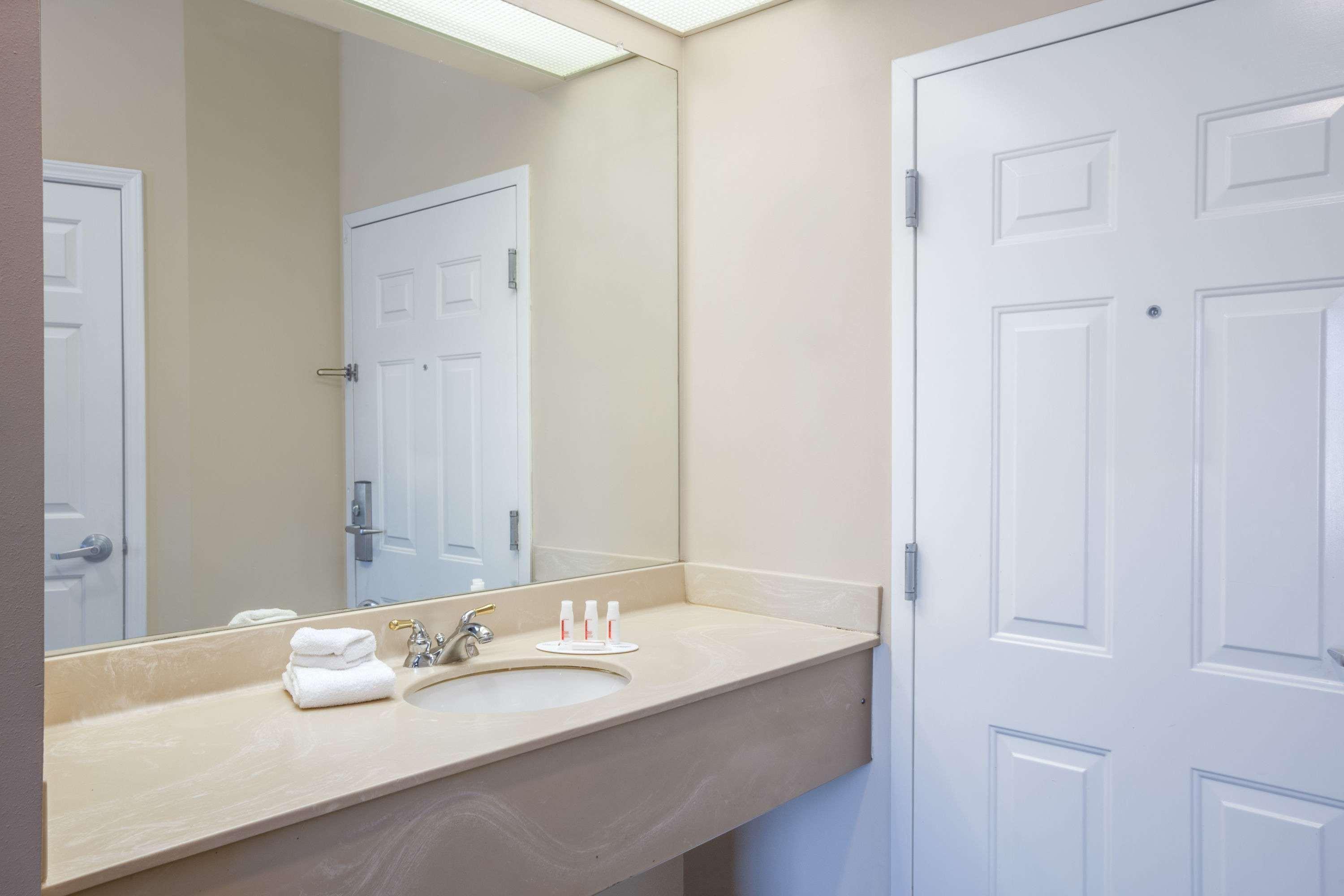 Baymont By Wyndham Lafayette Airport Hotel Екстериор снимка