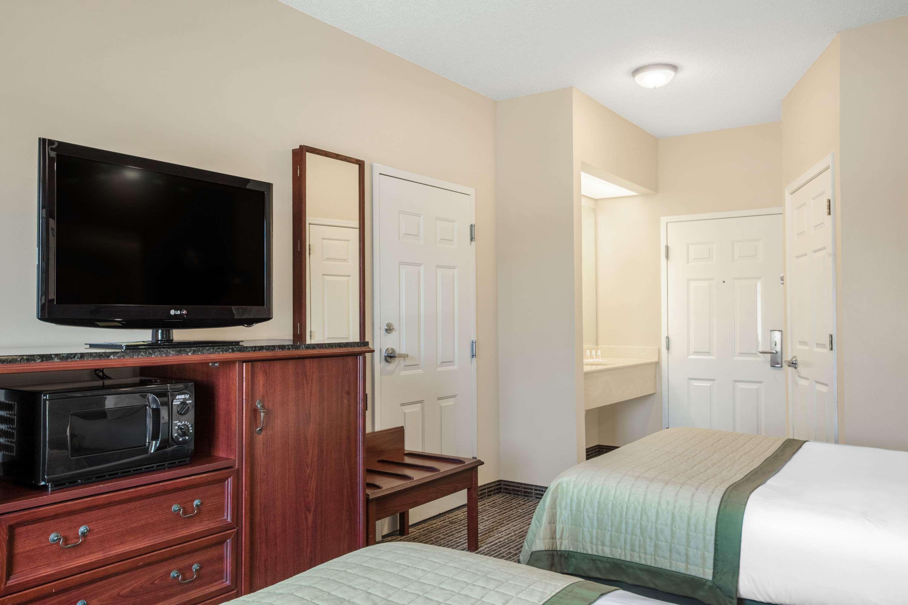 Baymont By Wyndham Lafayette Airport Hotel Екстериор снимка
