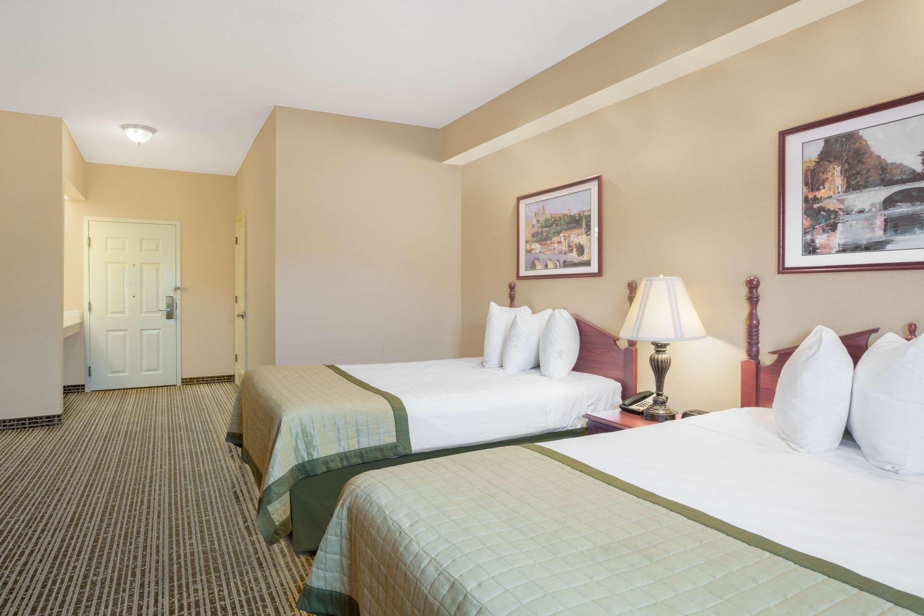 Baymont By Wyndham Lafayette Airport Hotel Екстериор снимка