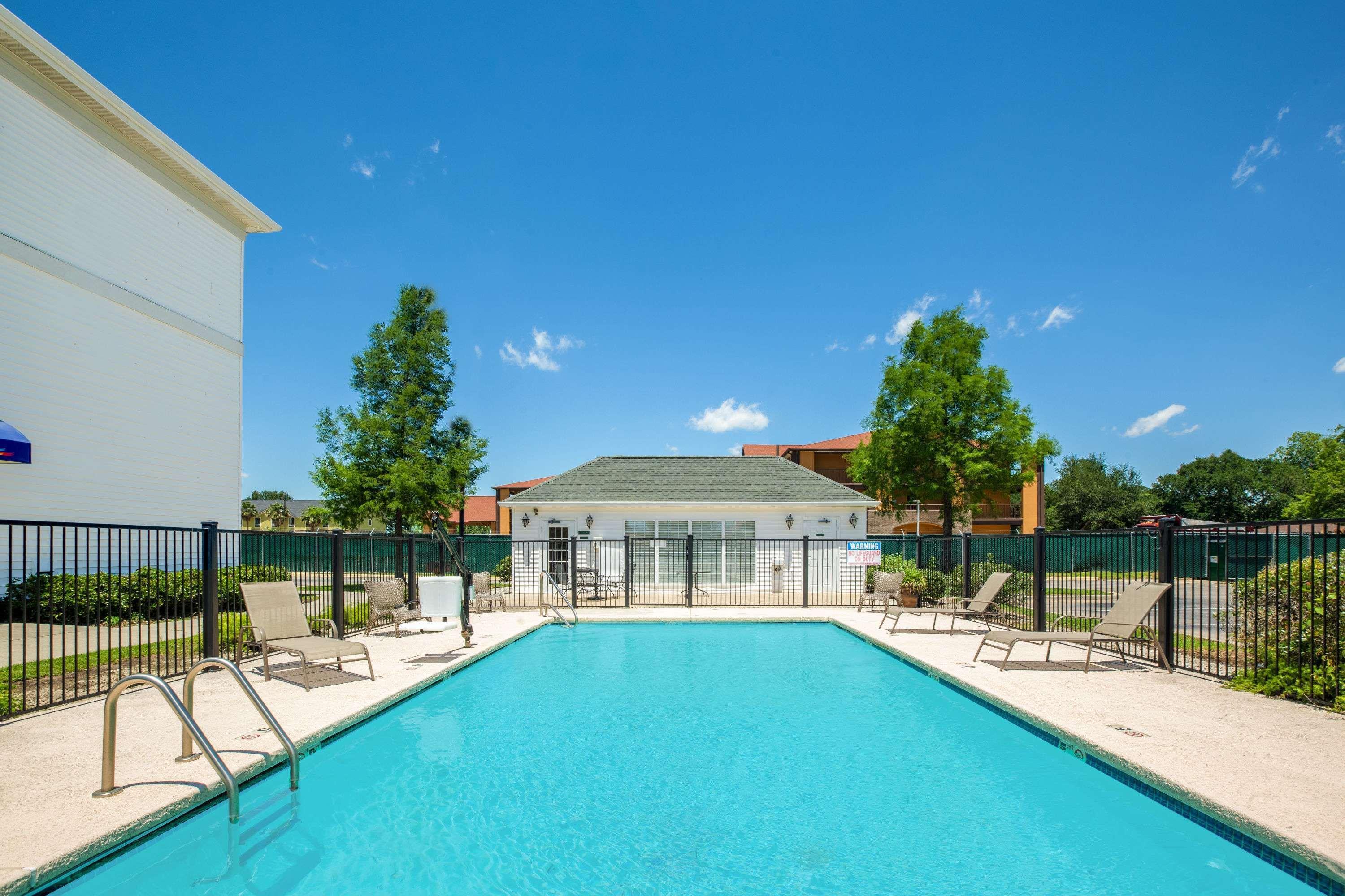 Baymont By Wyndham Lafayette Airport Hotel Екстериор снимка