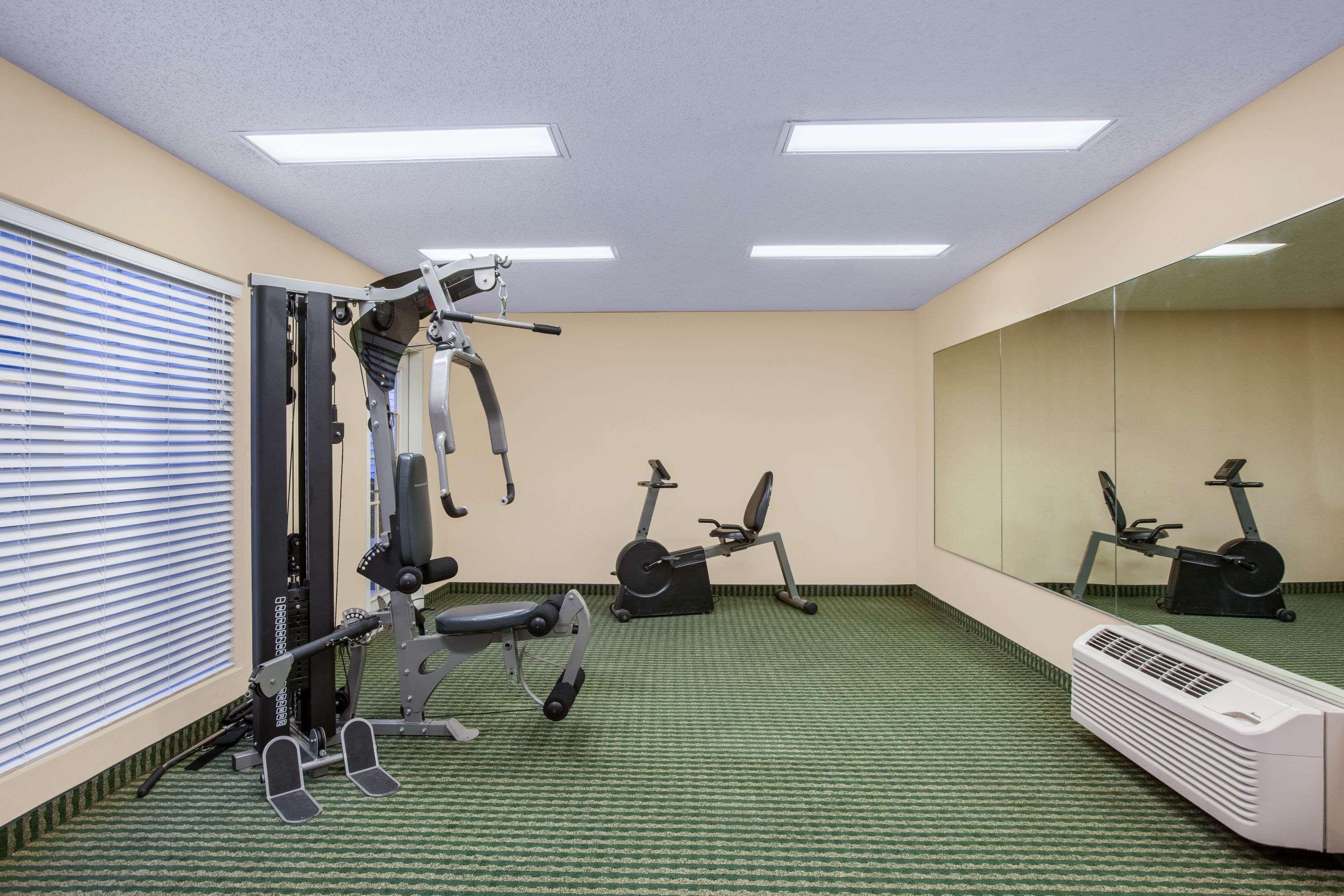 Baymont By Wyndham Lafayette Airport Hotel Екстериор снимка