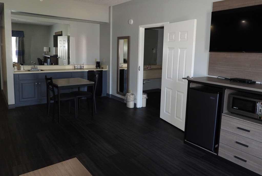 Baymont By Wyndham Lafayette Airport Hotel Стая снимка