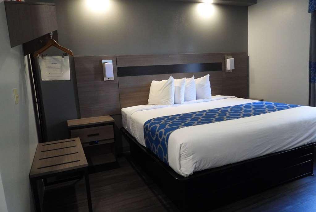 Baymont By Wyndham Lafayette Airport Hotel Стая снимка