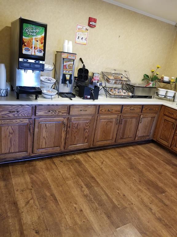Baymont By Wyndham Lafayette Airport Hotel Екстериор снимка
