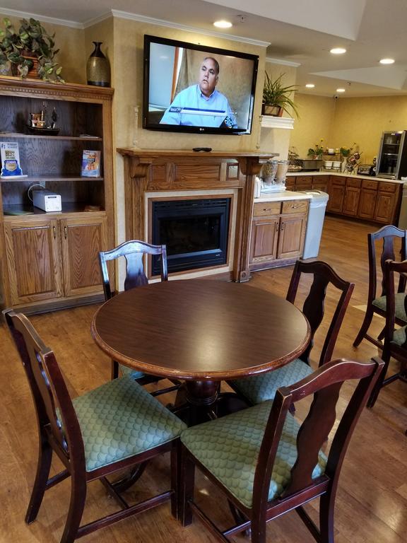 Baymont By Wyndham Lafayette Airport Hotel Екстериор снимка