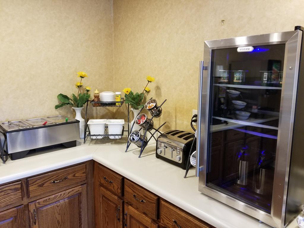 Baymont By Wyndham Lafayette Airport Hotel Екстериор снимка