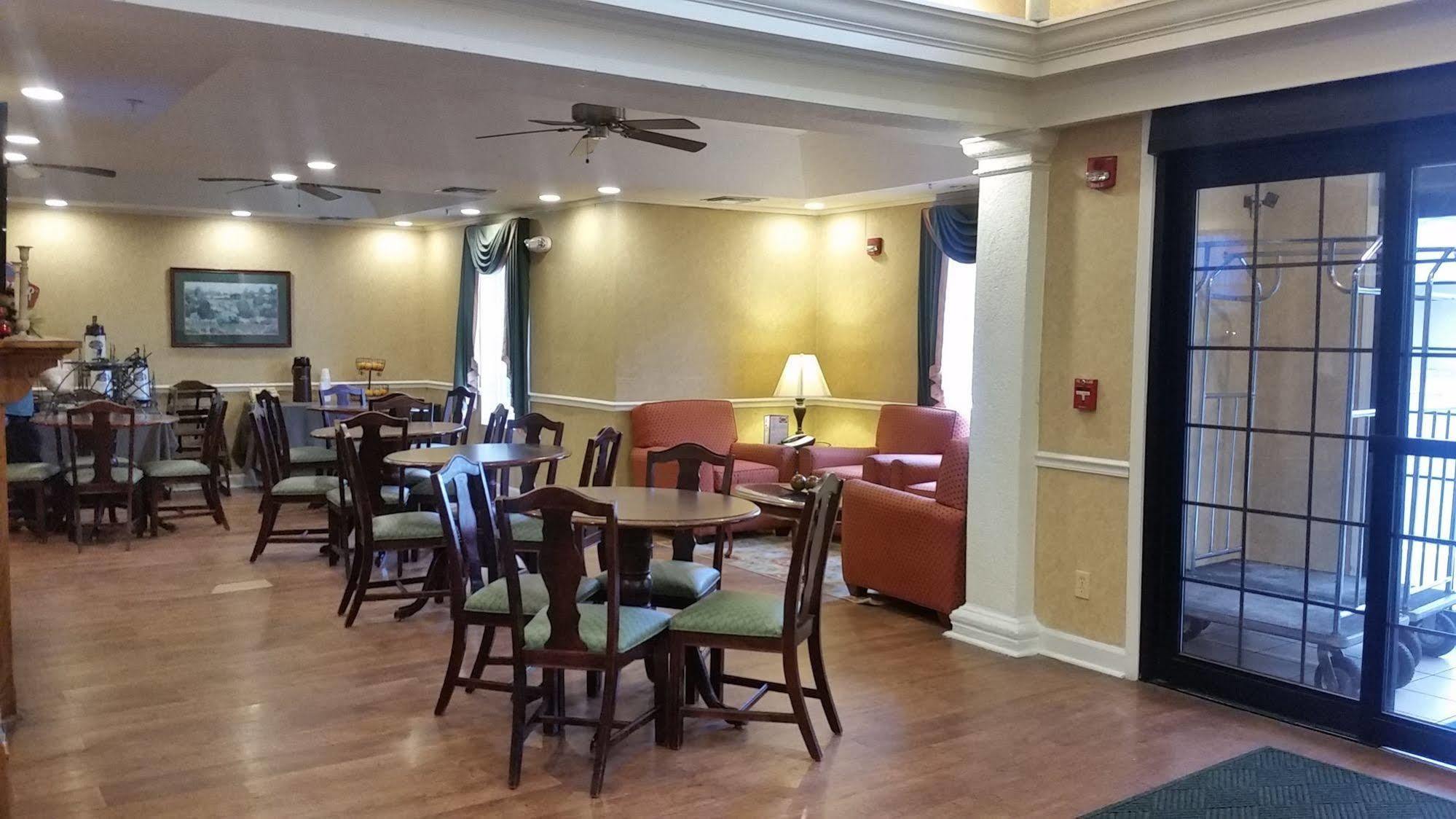 Baymont By Wyndham Lafayette Airport Hotel Екстериор снимка