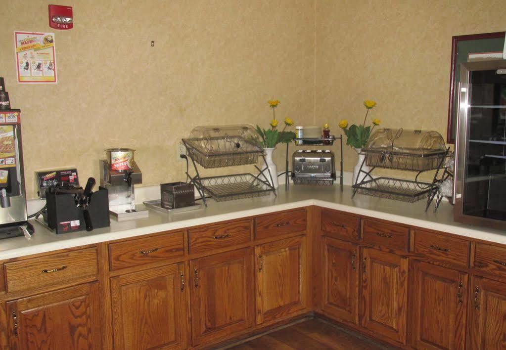 Baymont By Wyndham Lafayette Airport Hotel Екстериор снимка